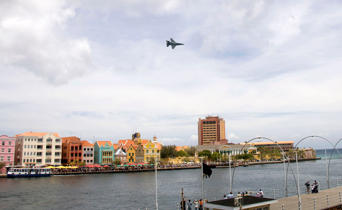 Tới năm 2007, giới chức quân sự Hà Lan và Curaçao đồng ý rằng căn cứ sân bay quân sự này đã không còn tác dụng và quyết định dừng hoạt động, Hà Lan thậm chí còn bán tháo các máy bay tuần tra biển Orion đang đóng quân tại sân bay này thay vì mang về nước. Nguồn ảnh: FOLOB.