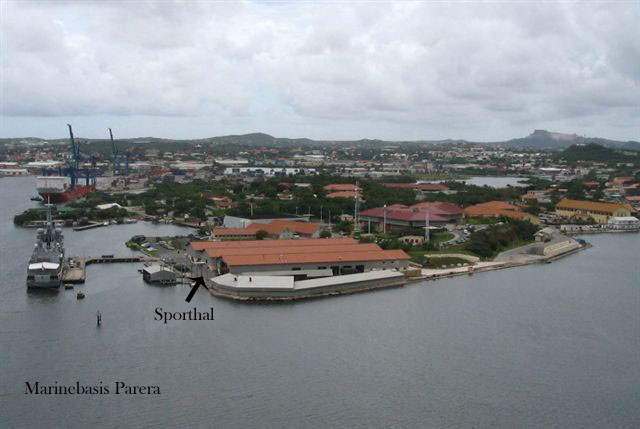 Cận cảnh căn cứ hải quân nhỏ bé ở Curaçao với chỉ một cầu cảng duy nhất, đủ chỗ cho các khu trục hạm cỡ nhỏ hoặc khinh hạm tiếp cận. Nguồn ảnh: FOLOB.