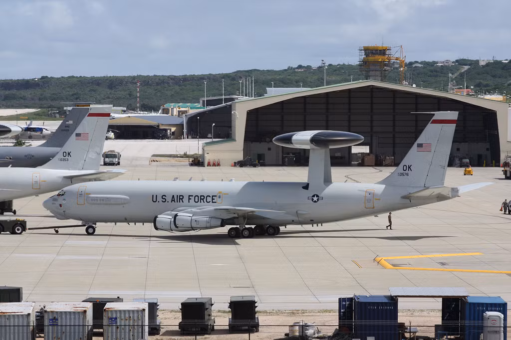 Trong quá khứ, những nam giới ở Curaçao phải đi lính theo luật nghĩa vụ quân sự sẽ đều làm việc trong căn cứ hải quân Suffisant của Hà Lan. Nguồn ảnh: FOLOB.