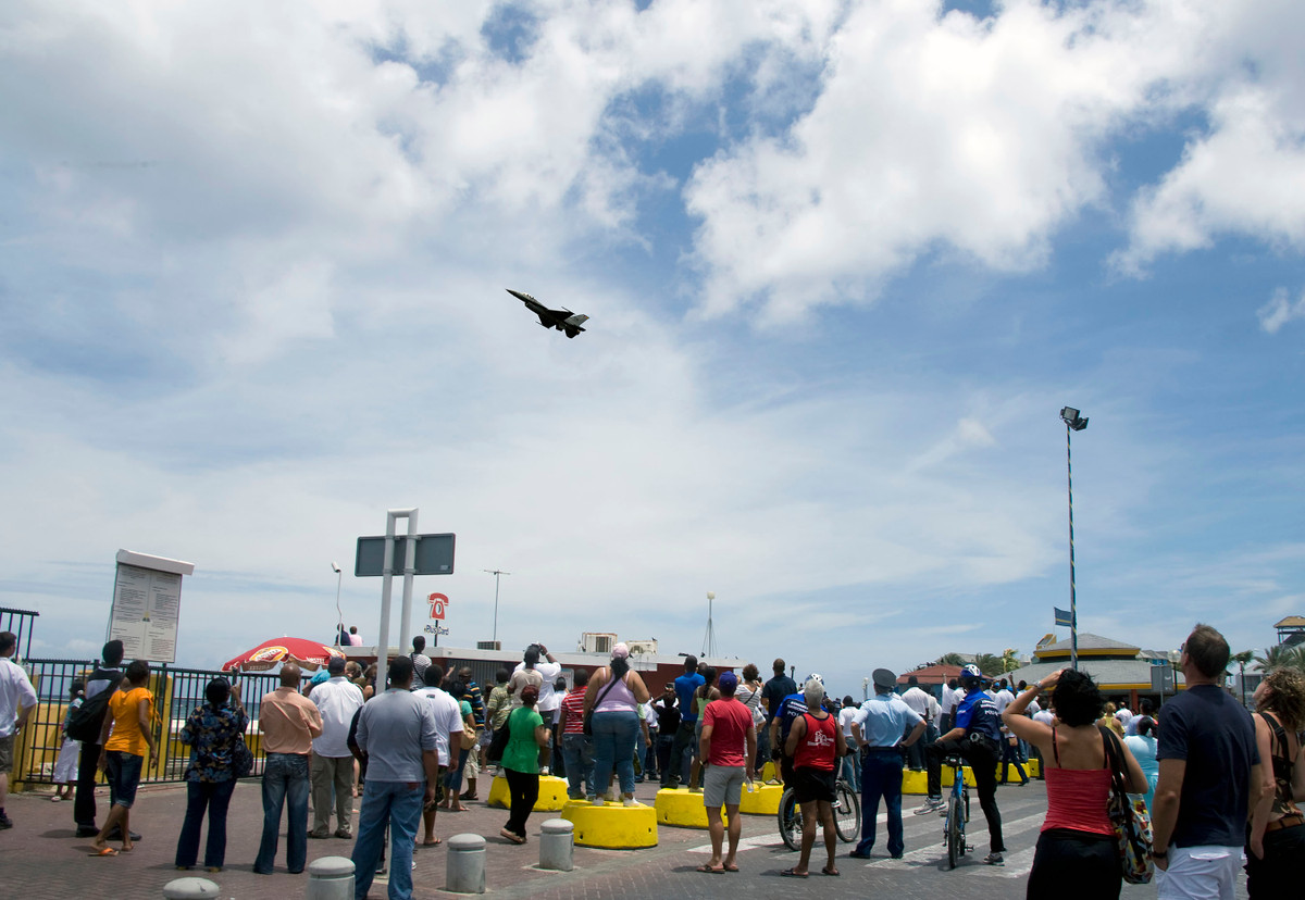 Kể từ sau năm 1997, những công dân Curaçao từng phục vụ nghĩa vụ quân sự được quyền chọn đăng ký học lên sĩ quan để làm việc lâu dài tại căn cứ hải quân này. Nguồn ảnh: FOLOB.