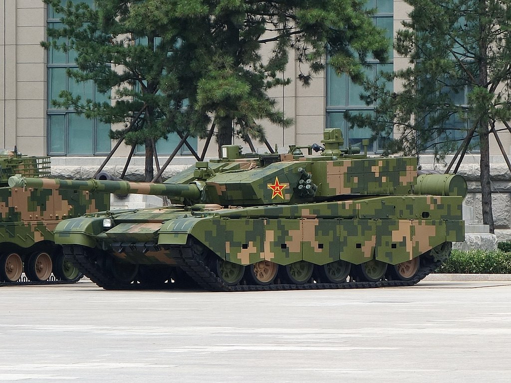 Xe tăng Type 99 của Trung Quốc ra đời từ năm 2001 cũng được trang bị hệ thống nạp đạn tự động với thiết kế tương tự như trên T-90 của Nga. Tổng cộng hệ thống nạp đạn tự động của Type 99 có 22 viên trong dây đạn và bắn được ở tốc độ 8 viên mỗi phút. Nguồn ảnh: Commons.