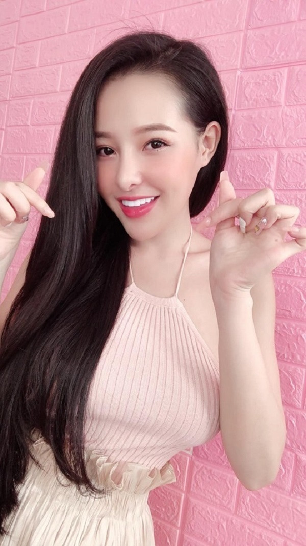 Có thể thấy cô không hề tiếc nuối chuyện tình đã qua và đang mạnh mẽ bước tiếp và tìm đến tình yêu đích thực sắp tới.