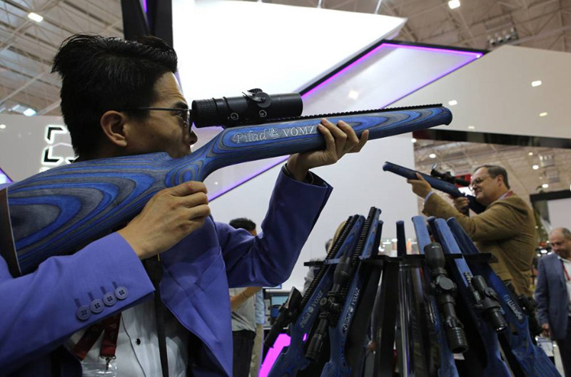 Khách tham quan đang thử ống ngắm của Shvabe.