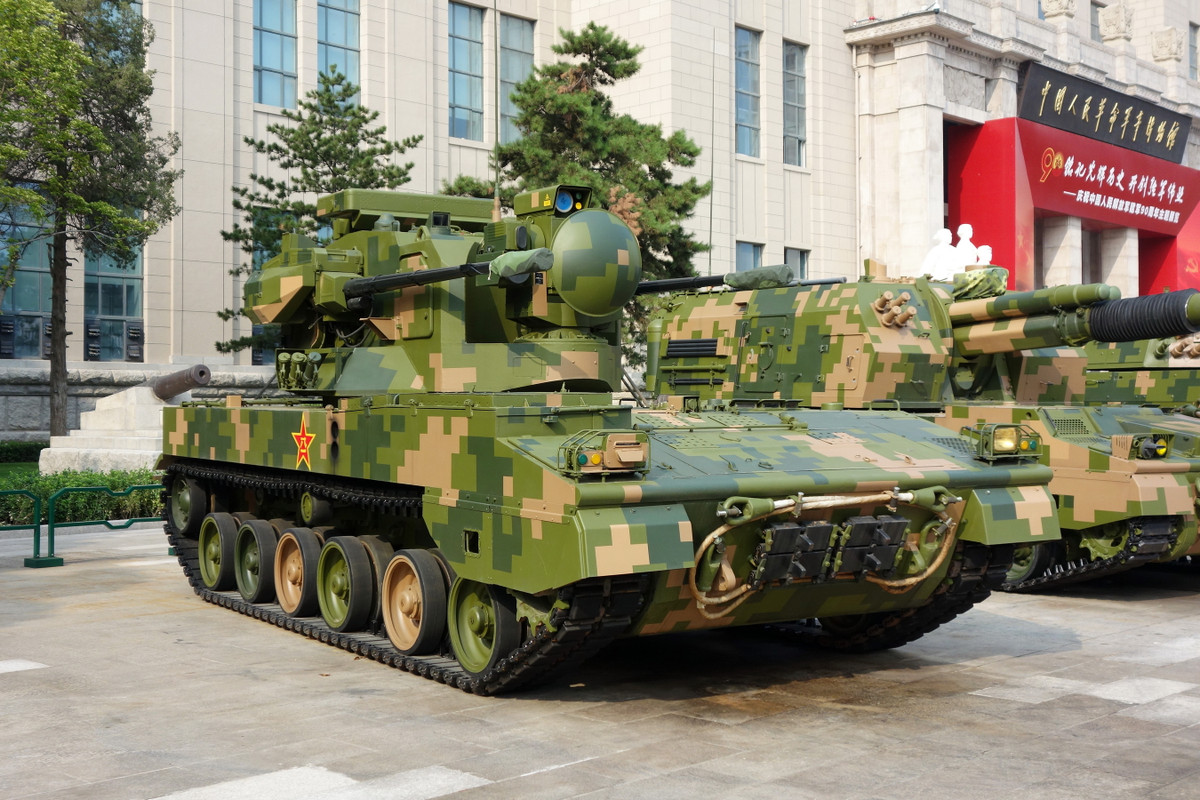 Hệ thống pháo của Type 09 được thiết kế dựa trên khẩu Oerlikon GDF do Thụy Sĩ sản xuất. Oerlikon GDF được coi là tổ hợp pháo phòng không hiện đại và rẻ tiền bậc nhất thế giới, được sử dụng tại hơn 30 quốc gia và Trung Quốc đã mua giấy phép sản xuất nội địa khẩu pháo này. Nguồn ảnh: Military-today.