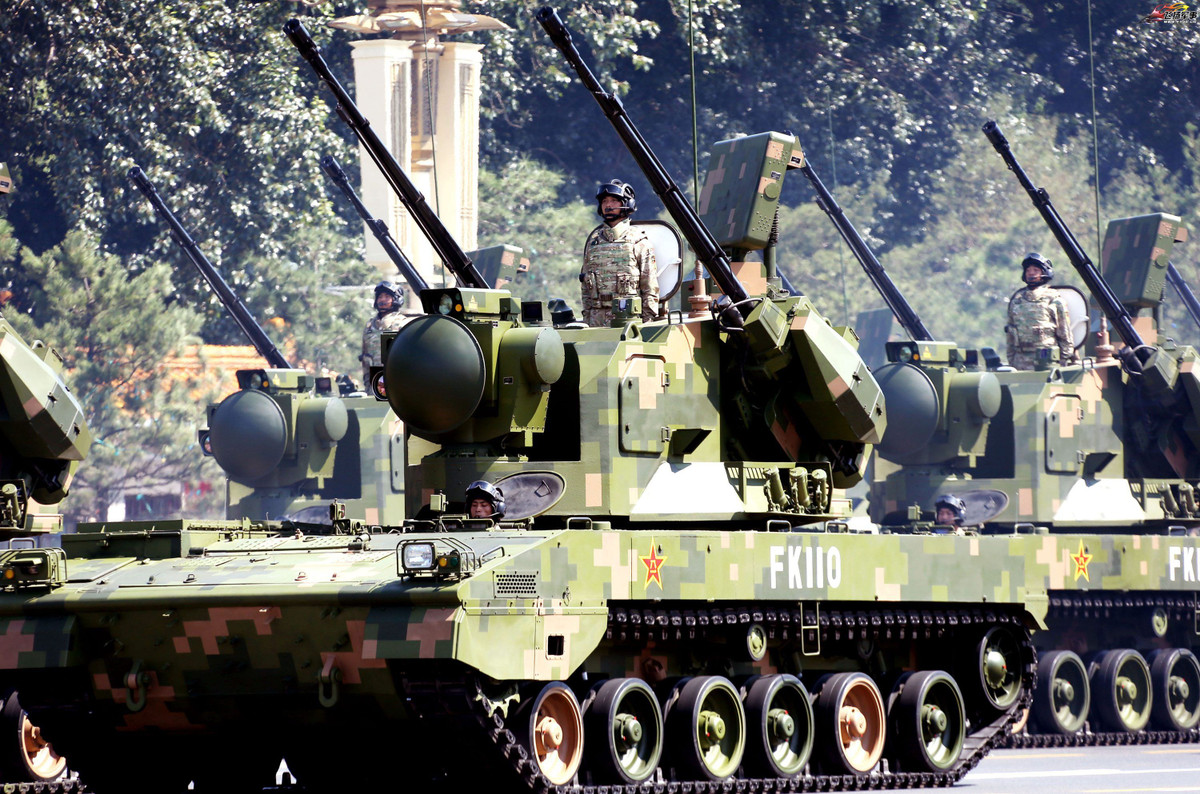 Khẩu pháo phòng không tự hành Type 09 cũng được trang bị hệ thống điều hòa không khí, lọc gió độc lập hoàn toàn. Hệ thống này cho phép các thiết bị điện tử bên trong Type 09 không bị quá nhiệt khi hoạt động và cách ly kíp chiến đấu với môi trường bên ngoài, đảm bảo Type 09 hoạt động tốt trong cả điều kiện môi trường độc hại hoặc ô nhiễm hạt nhân. Nguồn ảnh: Military-today.