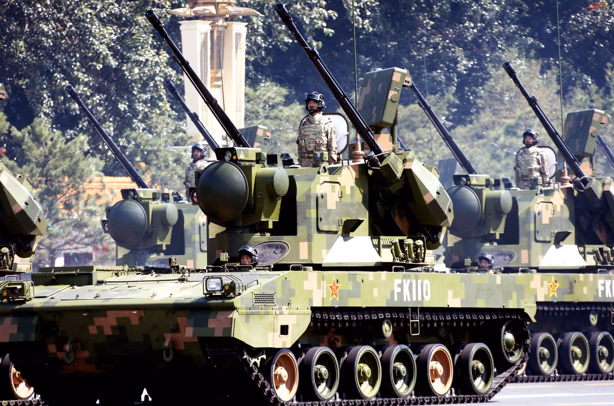 Khẩu pháo phòng không tự hành Type 09 cũng được trang bị hệ thống điều hòa không khí, lọc gió độc lập hoàn toàn. Hệ thống này cho phép các thiết bị điện tử bên trong Type 09 không bị quá nhiệt khi hoạt động và cách ly kíp chiến đấu với môi trường bên ngoài, đảm bảo Type 09 hoạt động tốt trong cả điều kiện môi trường độc hại hoặc ô nhiễm hạt nhân. Nguồn ảnh: Military-today.