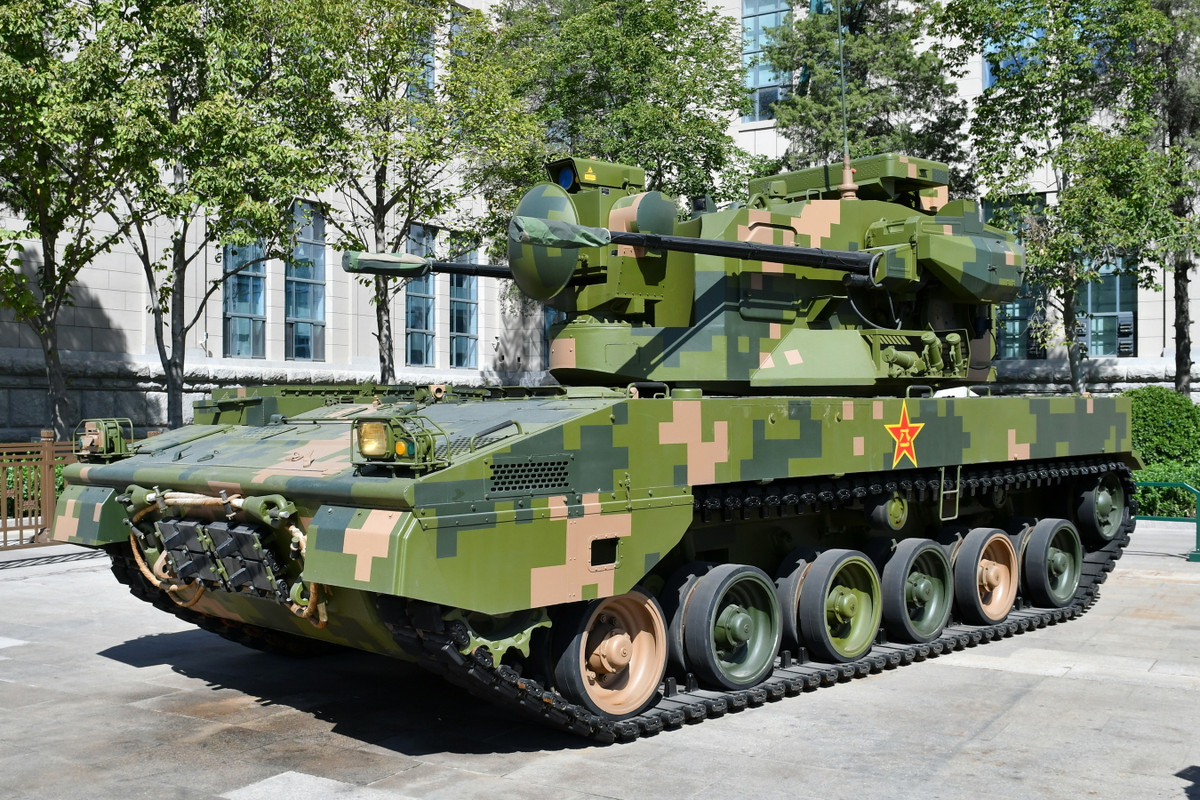 Lần đầu tiên được giới thiệu vào năm 2009, khẩu pháo phòng không tự hành PGZ 09 hay còn có tên gọi khác là Type 09 cũng giới nhiều sản phẩm hạng nặng khác của quân đội Trung Quốc, được chế tạo và sản xuất bởi NORINCO. Nguồn ảnh: Military-today.