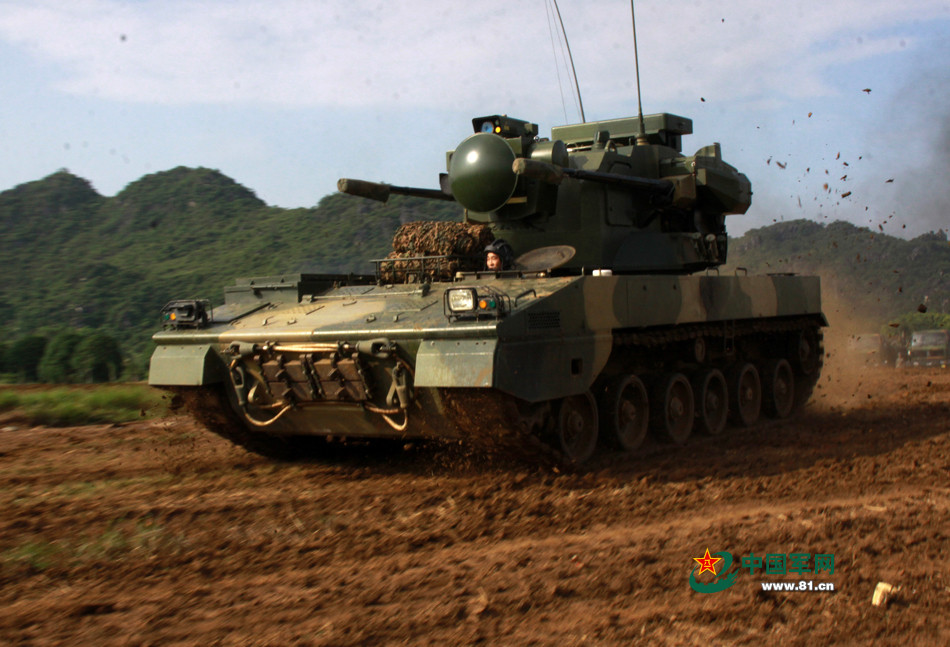 Hệ thống radar trên Type 09 có khả năng phát hiện mục tiêu ở khoảng cách 20 km và được cho là có trang bị hệ thống nhận diện bạn - thù hiện đại bậc nhất hiện nay đang được Trung Quốc sử dụng trên nhiều loại phương tiện tự hành. Nguồn ảnh: Military-today.