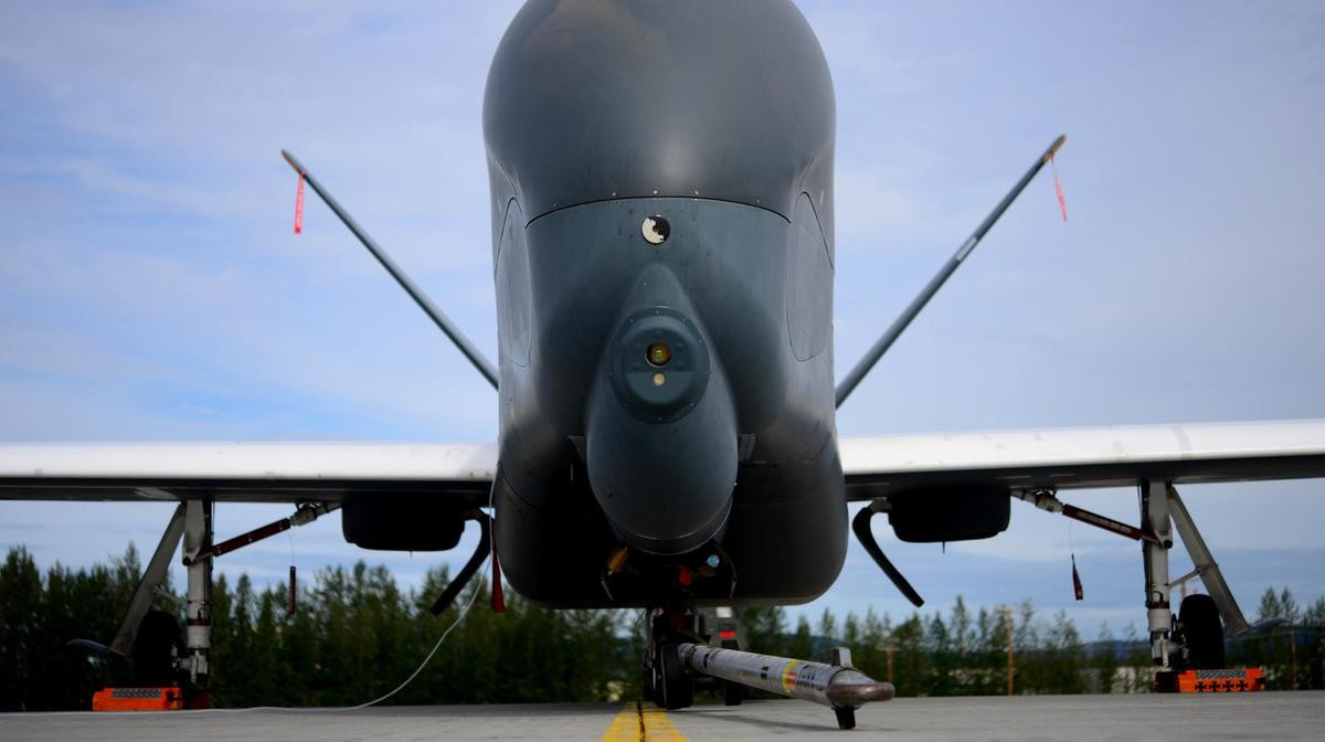 Mục đích thứ hai của Nga đó là mổ xẻ những gì còn sót lại của RQ-4 để có thể bổ sung thêm kiến thức về chế tạo máy bay không người lái của nước này - một trong những loại khí tài mà Nga đang loay hoay tìm cách hoàn thiện trong thời gian gần đây nhưng vẫn gặp rất nhiều khó khăn. Nguồn ảnh: Drive.