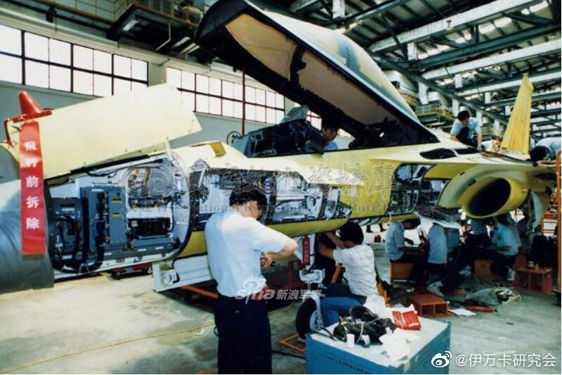 Trước đó ba năm, từ năm 1994 quá trình sản xuất hàng loạt của loại máy bay này đã bắt đầu được khởi động. Tính tới năm 1999, đã có tổng cộng 130 chiếc chiến đấu cơ IDF gia nhập Không quân Đài Loan. Nguồn ảnh: Sina.