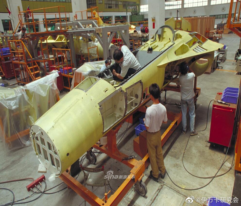 Tầm hoạt động của loại tiêm kích này tối đa cũng lên tới 1100 km, trần bay tối đa 16.800 mét - thừa đủ để Đài Loan phòng thủ, bảo vệ chủ quyền của mình. Nguồn ảnh: Sina.