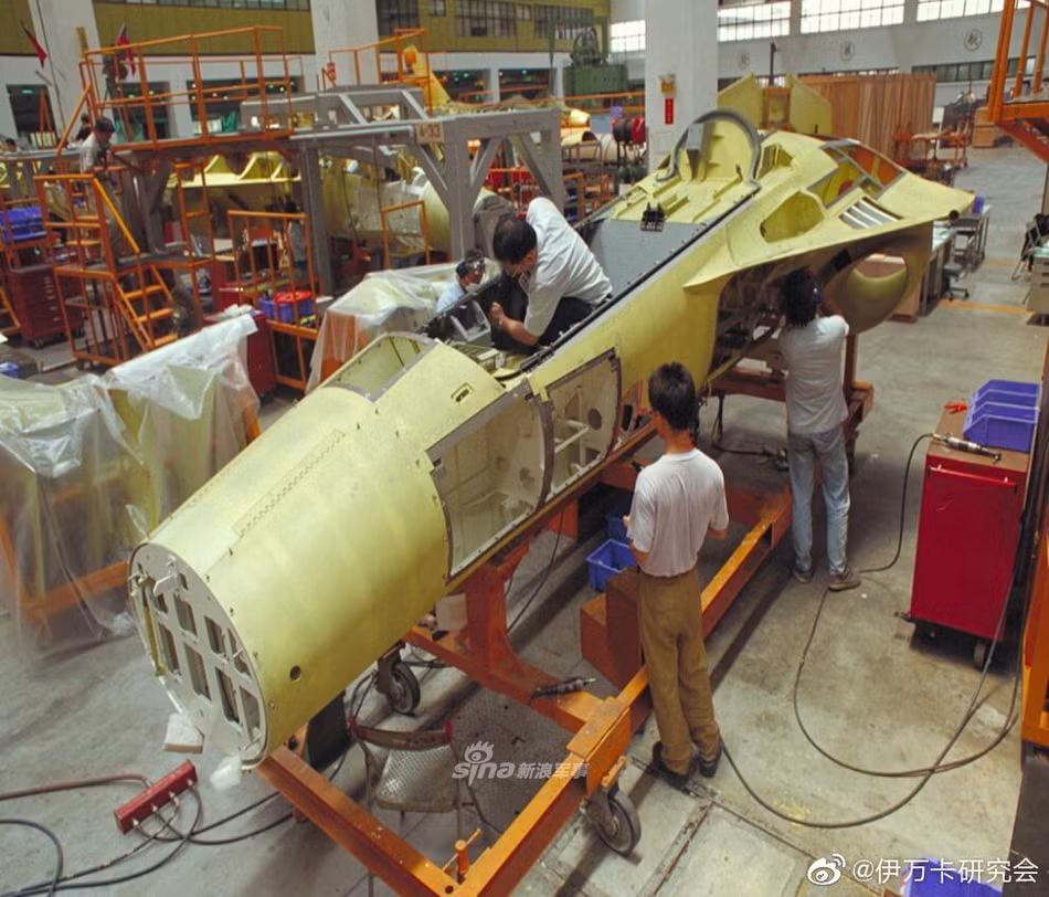 Tầm hoạt động của loại tiêm kích này tối đa cũng lên tới 1100 km, trần bay tối đa 16.800 mét - thừa đủ để Đài Loan phòng thủ, bảo vệ chủ quyền của mình. Nguồn ảnh: Sina.