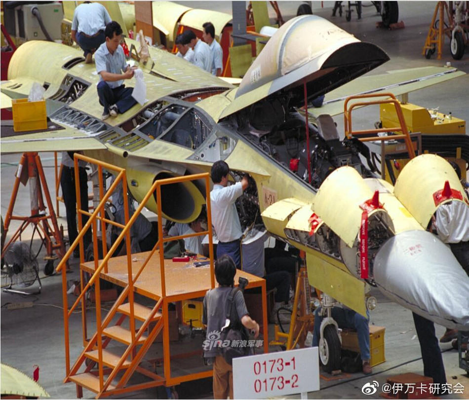 Máy bay được trang bị 2 động cơ loại Honeywell, đây là loại động cơ do Mỹ và Đài Loan hợp tác nghiên cứu, có công suất đẩy khô mỗi động cơ đạt 27 kN. Nguồn ảnh: Sina.