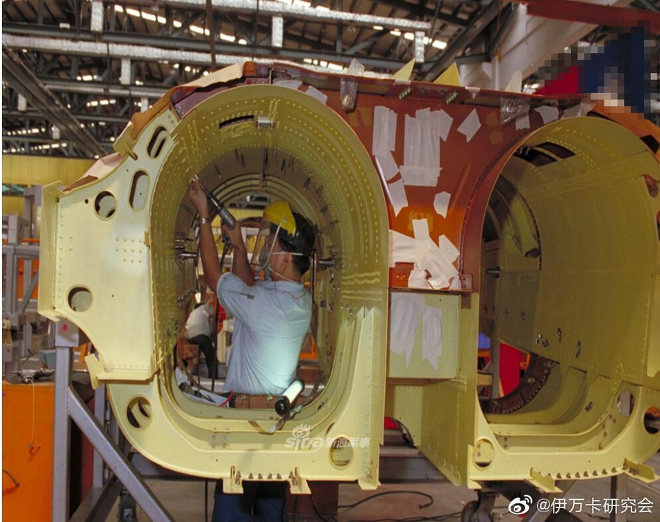 Có tên đầy đủ là AIDC F-CK-1 hay còn được gọi với cái tên đơn giản là IDF - viết tắt của Indigenoius Defense Fighter - Chiến đấu cơ Nội địa, đây là loại máy bay chiến đấu đầu tiên do Đài Loan tự chế tạo dựa trên các công nghệ mà hòn đảo này có được. Dây chuyền sản xuất F-CK-1 cũng được Đài Loan đưa vào hoạt động từ năm 1997. Nguồn ảnh: Sina.