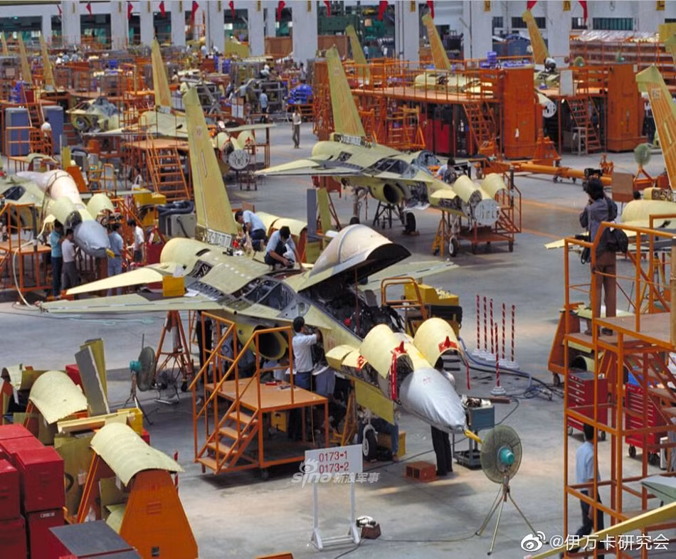 Tuy nhiên điểm yếu của mỗi chiếc IDF lại nằm ở hệ thống vũ khí của nó, loại máy bay này chỉ được trang bị 1 khẩu pháo 20mm cùng với bốn giá treo, mang được tối đa 4 tên lửa không đối không. Nguồn ảnh: Sina.