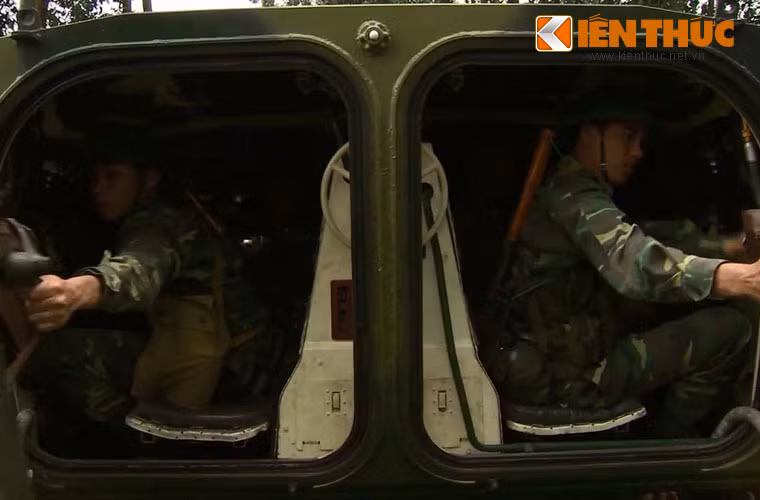 Xe thiết giáp BMP-1 được trang bị hỏa lực mạnh gồm pháo 73mm và tên lửa chống tăng cùng khả năng cơ động cao trên mặt đất và mặt nước với tốc độ cao.