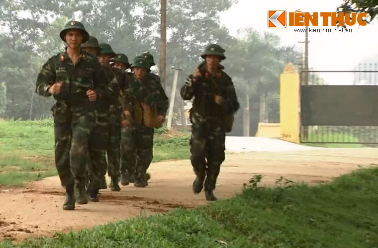 Trung đoàn 102 hay còn có tên gọi đầy vẻ vang là Trung đoàn Thủ đô thuộc Sư đoàn 308 là một trong những trung đoàn bộ binh cơ giới (BBCG) mạnh nhất của Quân đội Việt Nam. Trong ảnh, lực lượng bộ binh của Trung đoàn 102 cơ động ngay khi có tình huống tác chiến.