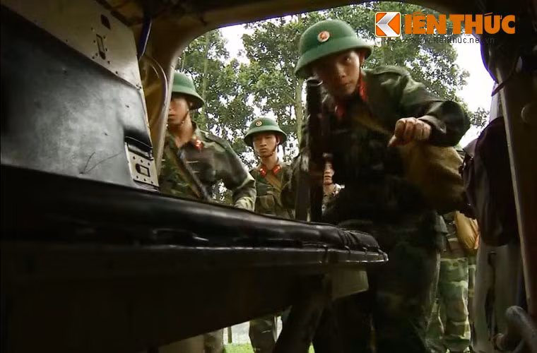 Lực lượng bộ binh của Trung đoàn 102 được biên chế và huấn luyện tinh nhuệ, sử dụng nhiều loại vũ khí và được trang bị BMP-1 để hỗ trợ hành quân, cơ động tác chiến, phụ hợp với loại hình tiến công hiệp đồng quân binh chủng. Trong ảnh, thường mỗi xe BMP-1 chở được một tiểu đội với các trang bị như B41, M79, tiểu liên AK.