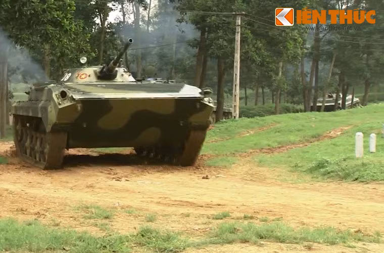 Xe được trang bị động cơ diesel đa nhiên liệu làm mát bằng nước UTD-20 công suất 300 mã lực, đạt tốc độ 65km/h trên đường băng, bơi bằng bánh xích trên mặt nước 7-8km/h.