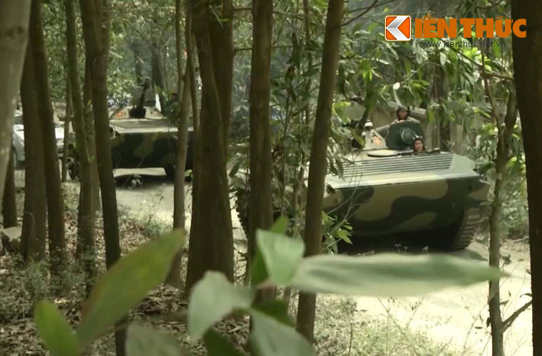 Xe chiến đấu BMP-1 có trọng lượng 13,2 tấn, dài 6,73m, rộng 2,94m, cao 2,06m, kíp lái 3 người (trưởng xe, lái xe và pháo thủ) và 8 lính bộ binh cùng đầy đủ trang bị (có thể chiến đấu từ trong xe với các lỗ châu mai để bắn ra ngoài).