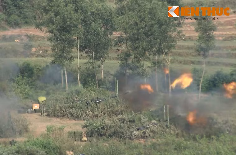 Sự kết hợp giữa bộ binh và tăng, thiết giáp trong chiến đấu cơ động tiến thường phát huy tác dụng trong chiến đấu ở địa hình đồng bằng và thành phố.