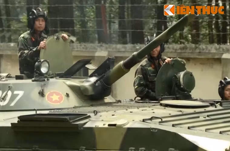 Hỏa lực của BMP-1 khá mạnh với pháo nòng trơn 73mm 2A28 (cơ số đạn 40 viên) và bệ phóng 9S428 cho tên lửa chống tăng có điều khiển 9M14 Malyutka (cơ số 5 viên) cùng một khẩu súng máy đồng trục 7,62mm PKT (cơ số đạn 2.000 viên).