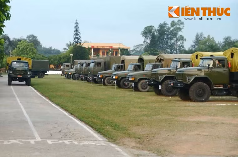 Trong chiến dịch Điện Biên Phủ, được Chủ tịch Hồ Chí Minh tặng cờ Quyết chiến - Quyết thắng. Người trực tiếp đến thăm và động viên các cán bộ, chiến sĩ đơn vị: “Cộng nhiều thắng lợi nhỏ thành thắng lợi to lớn”.