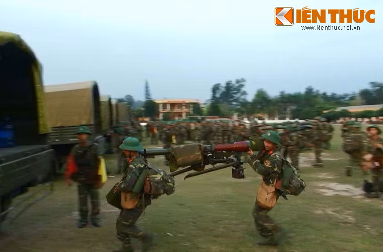 Việc huấn luyện cơ động bằng phương tiện cơ giới cũng là một mặt phản ánh chất lượng sức khỏe, khả năng hoàn thành nhiệm vụ trong các tình huống tác chiến. Ảnh: Phương tiện chuyển quân và cơ động là các loại xe tải thuộc Cục Hậu cần Quân đoàn 2 đảm nhận.