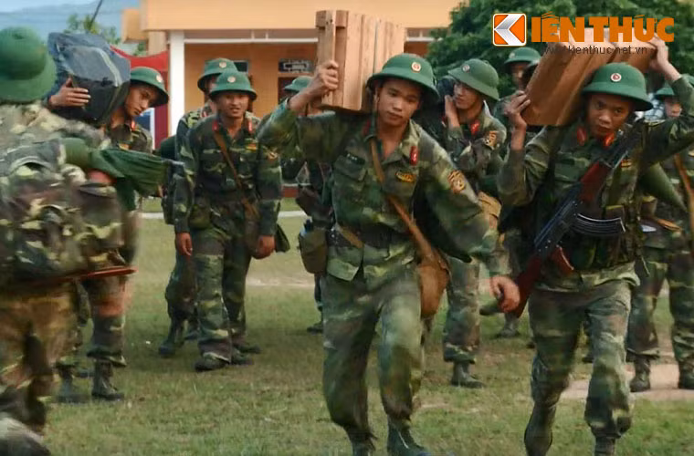 Việc tổ chức huấn luyện cơ động bằng phương tiện cơ giới đòi hỏi công tác chỉ huy, hiệp đồng rất cao mới đảm bảo an toàn. Trong ảnh, quá trình lên xe của chiến sĩ bộ binh diễn ra trật tự, thống nhất và nhịp nhàng.