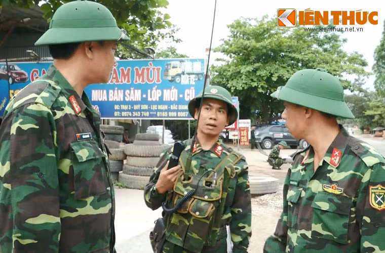 Chiến sĩ thông tin luôn đi cùng chỉ huy.