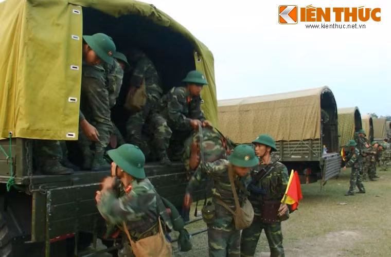 Sư đoàn bộ binh 325 được thành lập vào cuối năm 1949, gồm 3 trung đoàn chủ lực 101, 18, 95 và Trung đoàn của phân khu. Sư đoàn 325 còn có tên gọi khác là Đoàn Bình - Trị - Thiên.