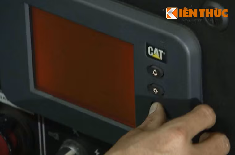 Kiểm tra kĩ thuật của máy tàu.