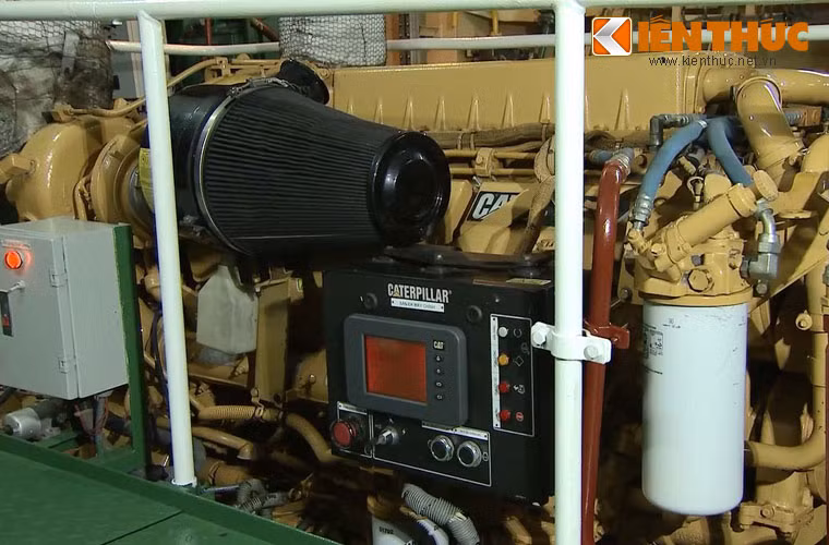 Các hình ảnh chụp cận cảnh máy tàu 51-11-87 cho thấy dường như nó được trang bị các bộ phận máy móc do hãng Caterpillar (Mỹ) sản xuất.