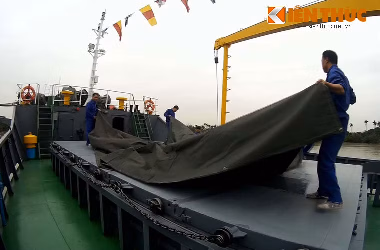 Lên thăm tàu vận tải hiện đại của Quân đội Việt Nam Len tham tau van tai hien dai cua Quan doi Viet Nam