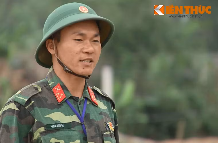 Một cán bộ Sư đoàn 324 đang giảng bài về nội dung nằm bắn súng tiểu liên AK.