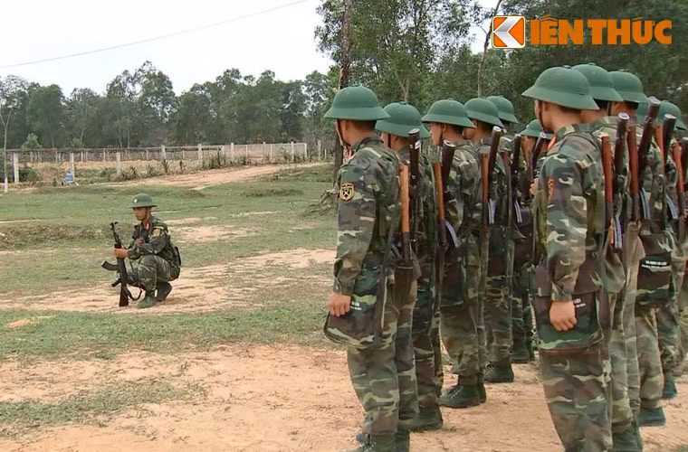 Cán bộ hướng dẫn động tác quỳ bắn súng tiểu liên AK.