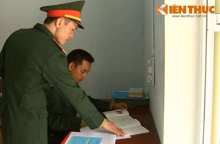 Để có bài giảng tốt, đội ngũ cán bộ cúng phải soạn giáo án giống như một giáo viên, nhưng phương pháp sư phạm của họ khác với giáo dục ngoài quân đội.