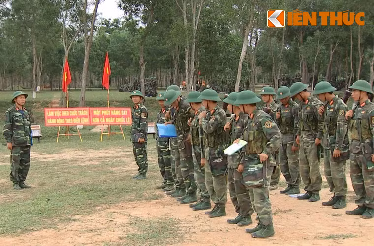 Huấn luyện kỹ thuật chiến đấu bộ binh và đội ngũ chiến thuật là những nội dung cơ bản mà bất cứ ai vào quân ngũ đều phải trải qua. Việc huấn luyện những nội dung này chủ yếu do các cán bộ trung đội, đại đội tiến hành trên thao trường. Ảnh: Trong huấn luyện quân sự ngoài thao trường, dù là học thực hành hay lý thuyết, các chiến sĩ đều đứng để nghe giảng, quan sát động tác của đồng đội.