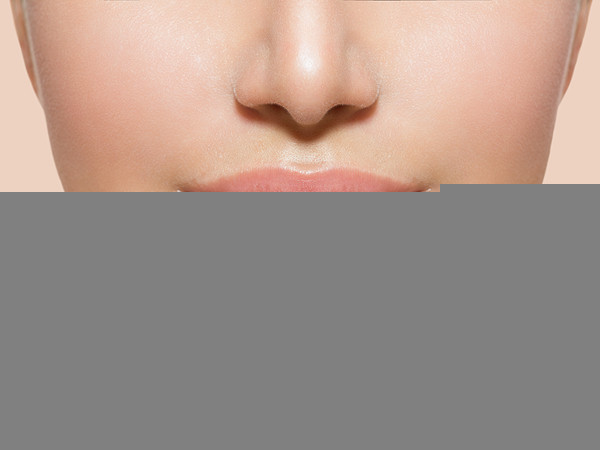  3. Giúp làm mềm môi: Mật ong trộn với đường là hỗn hợp hoàn hảo giúp loại bỏ da chết và tróc vảy, cho môi mềm mại và mịn màng. Cách thực hiện: Trộn 1 thìa cà phê mật ong, 2 thìa cà phê đường hạt vào trong bát. Chà hỗn hợp chứa hạt lên môi trong 3-5 phút rồi để thêm 10 phút nữa. Sau đó, rửa sạch kỹ và vỗ cho da khô. Áp dụng cách này 1-2 lần/tuần để có đôi môi đẹp mềm mại.