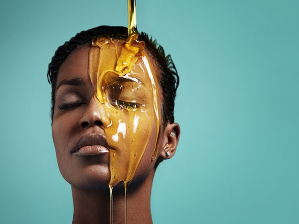  1. Dưỡng ẩm: Đặc tính làm mềm giúp mật ong là một chất dưỡng ẩm tuyệt vời, giúp khóa độ ẩm giúp da mềm mại và được cấp ẩm. Cách thực hiện: Làm nóng 1 thìa canh mật ong trong lòng bàn tay rồi thoa lên cả mặt. Để trong 15-20 phút rồi rửa sạch. Sử dụng phương pháp này mỗi ngày để cho da được dưỡng ẩm và mềm mại.