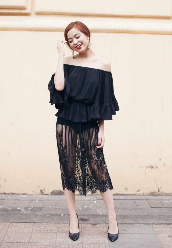 Hoàng Thùy Linh rõ ràng là rất biết cách làm cho mình tỏa sáng mỗi khi xuất hiện bằng việc diện chiếc chân váy ren xuyên thấu này. Ảnh: cungcau.