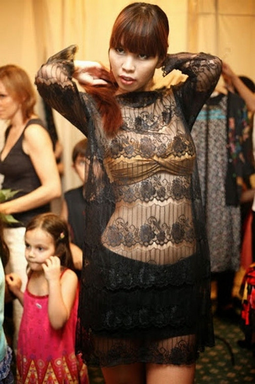 Khoác "áo ngủ" ra đường, siêu mẫu Hà Anh hoàn toàn mất điểm trong mắt khán giả. Ảnh: yan.