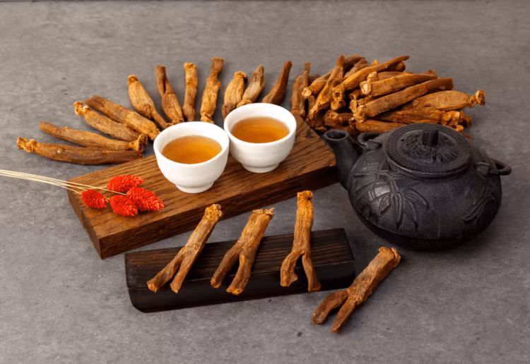 Bạn nên uống trà nhân sâm tươi thay vì sử dụng nó ở dạng bột hay dạng viên nén. Ảnh: hellobacsi.