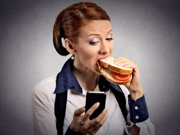 Khi thực hiện nhịn ăn ngắt quãng, cơ thể bạn biết rằng nó sẽ chỉ nhận được dưỡng chất trong một số giờ nhất định mỗi ngày và từ đó nó chỉ cảnh báo cho bạn biết khi đến giờ ăn. Ảnh: boldsky.