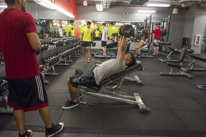 Tuy nhiên, ngay sau khi tập thể dục xong, bạn không nên ăn quá nhiều để tránh cho dạ dày phải làm việc quá mức. Ảnh: wsj.