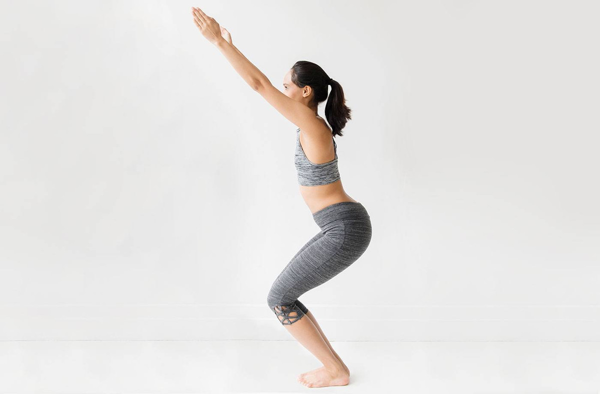 Giữ nguyên tư thế này trong 1 phút. Ảnh: wellandgood.