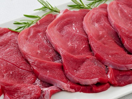 Lý do là vì thịt bò có chứa hàm lượng protein và canxi cao, có thể ngăn chặn cơ thể hấp thụ chì. Ảnh: thucphamsachkhanhngoc.