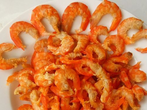 Tôm khô là thực phẩm quen thuộc trong bữa cơm hàng ngày với nhiều gia đình Việt Nam. Cùng với thịt bò, tôm khô cũng có khả năng giải độc chì rất tốt. Ảnh: dacsanmuicamau.