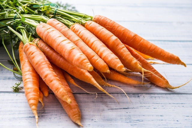 Cà rốt chứa nhiều vitamin rất tốt cho sức khỏe. Đây là loại thực phẩm thường được dùng để giải độc nói chung và thủy ngân, chì nói riêng. Ảnh: trithucvn.