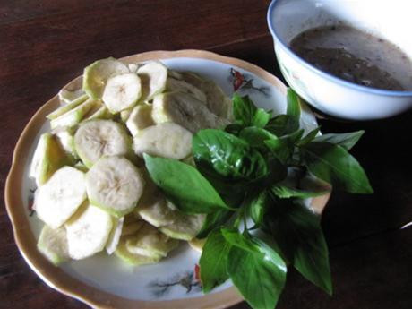 Những nguyên liệu trên cùng với lạc giã nhuyễn sau đó được cho vào nước dùng được chế biến từ xương hầm và đảo đều trên bếp lửa liu riu tới khi chẻo sền sệt và sánh lại mới hoàn tất. Ảnh: travellive.